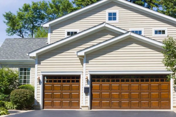 How Chippewa Valley Homeowners Pick the Perfect Garage Door Style 